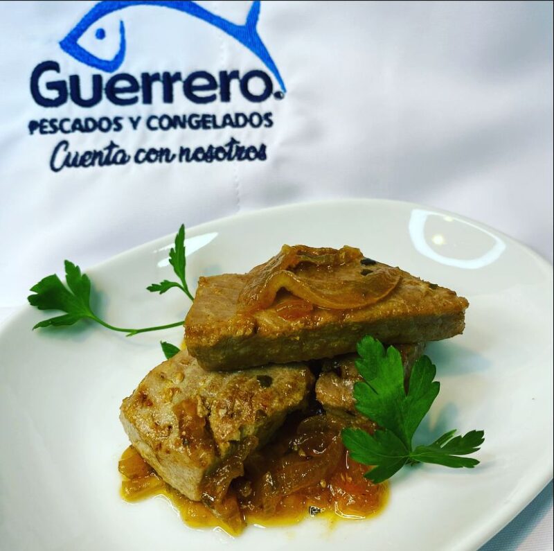Atún encebollado